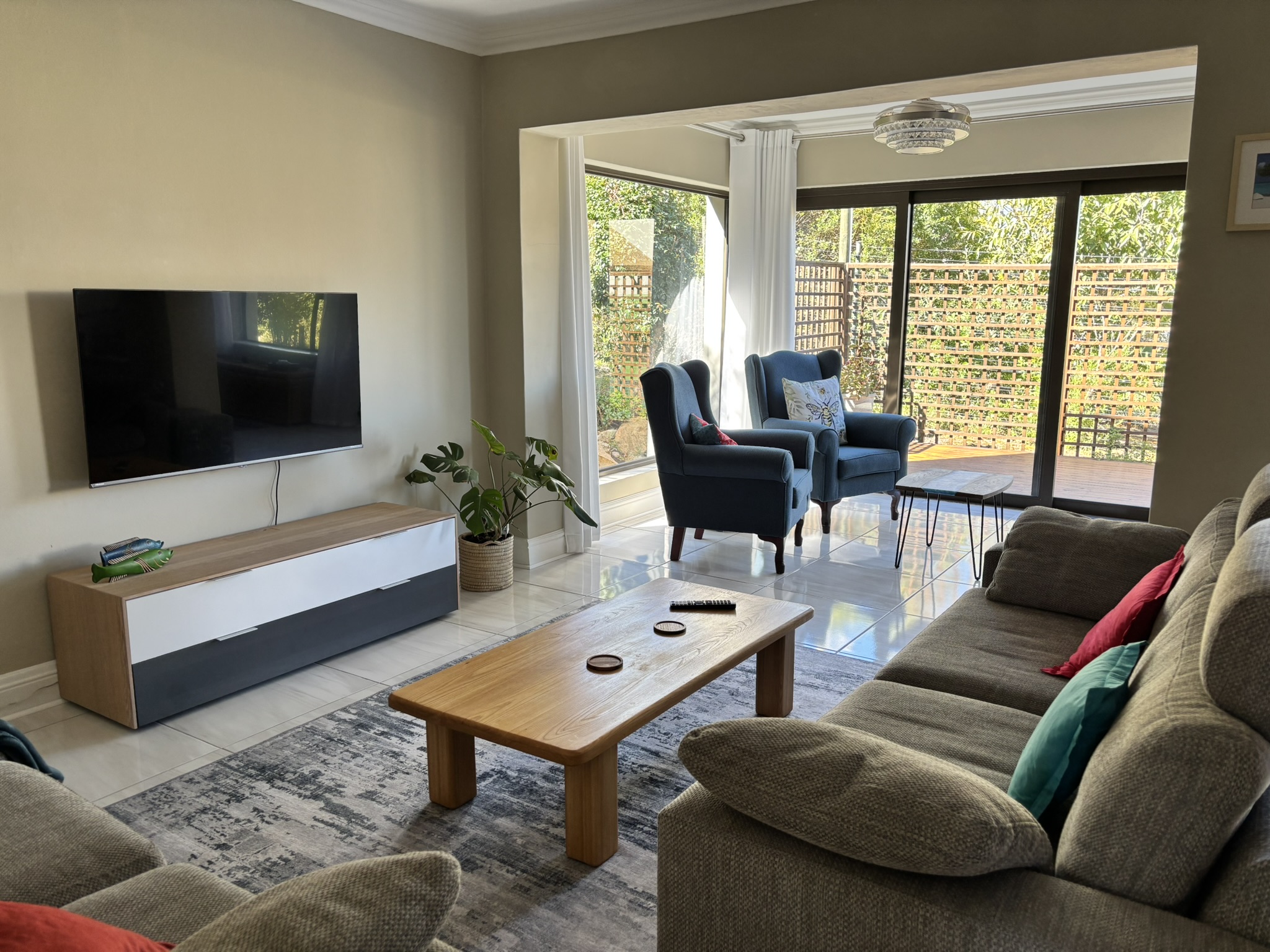 Dining and lounge area